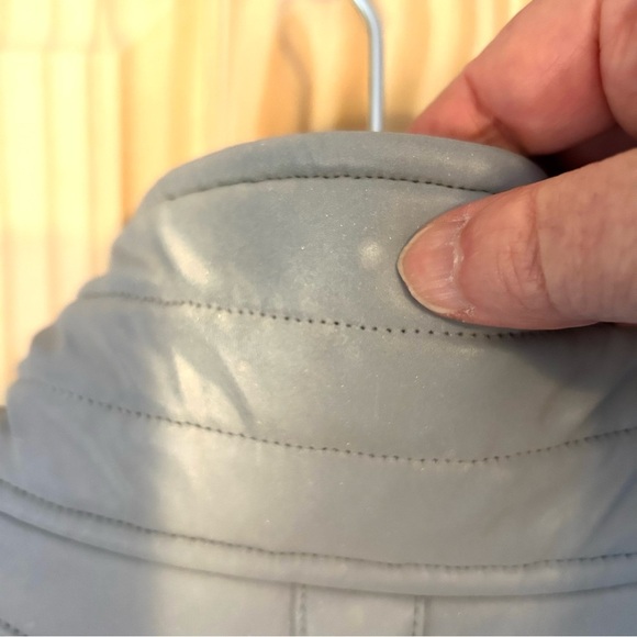 Alo Yoga Silver Reflective Puffer Vest. Probable Small. - Picture 7 of 16